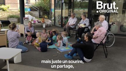 À Tourcoing, cette crèche est un peu particulière. Une fois par semaine, les enfants et les personnes âgées se rencontrent pour jouer, lire ou échanger... Et ça ressemble à ça.