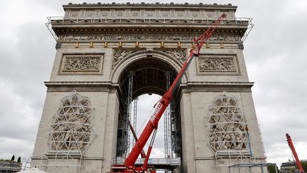 Les sculptures de l'Arc de Triomphe sont protégées afin qu'elles ne soient pas âbimées par l'empaquetage du monument.&nbsp; (LUDOVIC MARIN / AFP)