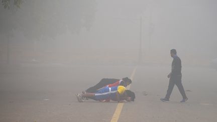 Des Indiens font de l'exercice en plein épisode de pollution, le 13 novembre 2017 à New Delhi (Inde). (DOMINIQUE FAGET / AFP)