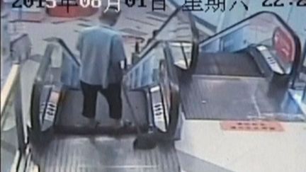 Capture d'&eacute;cran de la vid&eacute;o montrant l'homme dont le pied a &eacute;t&eacute; broy&eacute; par un escalator dans un centre commercial de Shanghai (Chine), le 2 ao&ucirc;t 2015. (REUTERS)