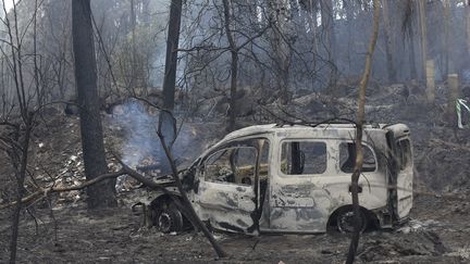 Un camion&nbsp;brûlé après un incendie près de Chandebrito, en Galice (Espagne), le 16 octobre 2017. (MIGUEL RIOPA / AFP)