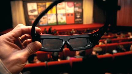 Des lunettes permettant de voir un film en 3D. (YVES ESTIVALS / MAXPPP)