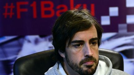 Le pilote espagnol McLaren-Honda, Fernando Alonso, ici face aux journalistes à 100 jours du Grand Prix d'Europe 2016 qui aura lieu sur le tracé urbain de Bakou. (TOFIK BABAYEV / AFP)