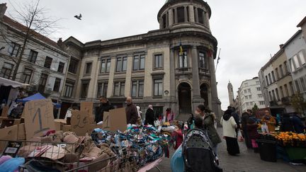 Jour de marché devant l'hôtel de ville, sur la place communale de Molenbeek, le 15 novembre 2015. (KRISTOF VAN ACCOM / BELGA MAG / AFP)