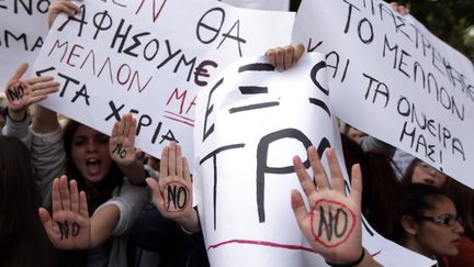 Des lyc&eacute;ens chypriotes manifestent &agrave; Nicosie, la capitale du pays, le 26 mars 2013. (PATRICK BAZ / AFP)