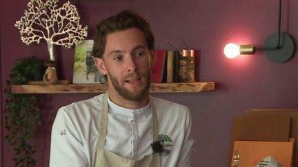 Clément Dumont, jeune chef de 27 ans, a reçu sa première étoile au guide Michelin, lundi 6 mars. Une équipe de France Télévisions l'a rencontré dans son restaurant "Arbore et Sens" à Loches, près de Tours. (FRANCE 3)