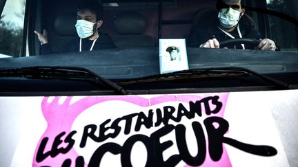 Des volontaires des Restos du Coeur livrent en plein confinement, le 26 mars 2020. (CHRISTOPHE ARCHAMBAULT / AFP)