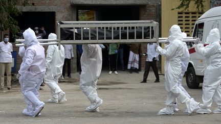 Une victime du Covid-19 conduite à son enterrement, le 16 juin 2020 à Chennai (Inde). (ARUN SANKAR / AFP)