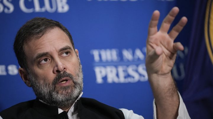 Le leader du parti du Congrès, Rahul Gandhi, lors d'une conférence de presse à Washington (Etats-Unis), le 1er juin 2023. (DREW ANGERER / GETTY IMAGES NORTH AMERICA / AFP)