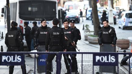 Des policiers sécurisent le quartier de la mosquée Bleue à Istanbul (Turquie), le 12 février 2016. (OZAN KOSE / AFP)