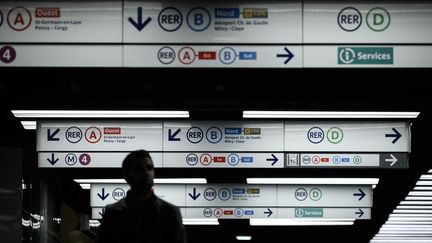 Un voyageur circule dans les couloirs de la station de métro "Châtelet" à Paris, le 23 décembre 2019. (PHILIPPE LOPEZ / AFP)