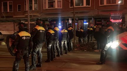 Une forte présence policière a découragé les émeutiers à Rotterdam (Pays-Bas) où la nuit du&nbsp;mardi 26 janvier a été relativement calme après trois jours de violences. (MATHILDE VINCENEUX / RADIOFRANCE)