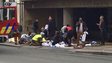 Intervention des secours après l'explosion dans la station de métro&nbsp;Maelbeek à Bruxelles, le 22 mars 2016.&nbsp; (REUTERS)