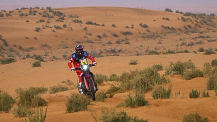 Le motard espagnol Joan Barreda (Monster Energy Honda) lors de la deuxième étape du Dakar 2022, le 3 janvier 2022, entre Ha'il et&nbsp;Al Artawiyah. (ERIC VARGIOLU / DPPI via AFP)