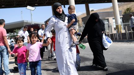 Des r&eacute;fugi&eacute;s syriens &agrave; la fronti&egrave;re avec la Turquie, le 31 ao&ucirc;t 2013.&nbsp; (BULENT KILIC / AFP)