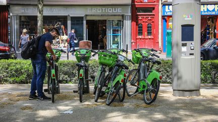 Une station Vélib' située non loin du métro Blanche, dans le 9e arrondissement de Paris, mardi 24 avril 2018. Il était alors impossible d'y retirer le moindre vélo. (MAXPPP)