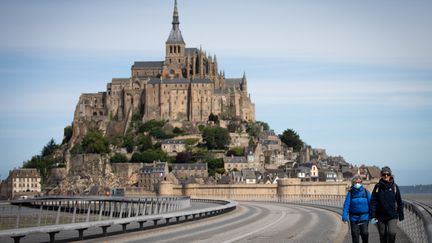 Le Mont-Saint-Michel attire le tourisme dans la Manche. Photo d'illustration. (LOU BENOIST / AFP)