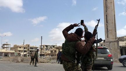 Des soldats de l'armée syrienne dans les rues de Palmyre après avoir chassé les derniers éléments de l'EI de ville.  (MAHER AL MOUNES / AFP)