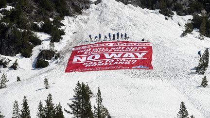 Une affiche installée par les militants d'extrème droite au Col de l'Echelle, le 21 avril 2018. (ROMAIN LAFABREGUE / AFP)