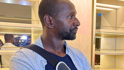 Olivier Dubois est arrivé le 20 mars à l'aéroport de Niamey après sa libération. (SOULEYMANE AG ANARA / AFP)