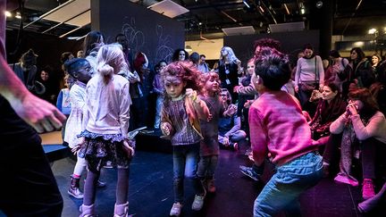 Jeux, danses, lectures par les auteurs... C'était une première cette année, les enfants ont dansé pour fêter les Pépites 2017. 
 (Eric Garault)