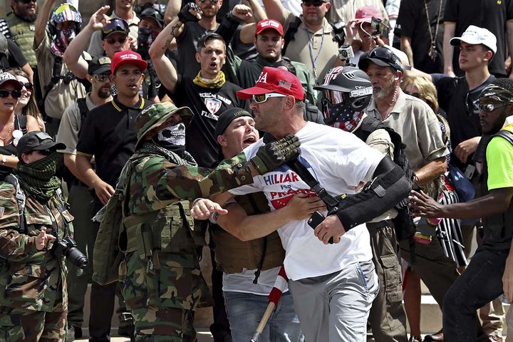 Kyle Chapman, en blanc, est retenu par des partisans lors d'une altercation avec un manifestant anti-Trump, à Austin (Texas, Etats-Unis), le 2 juillet 2017. (JOSHUA GUERRA / AP / SIPA)