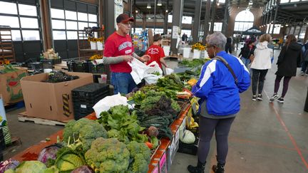 L'Eastern Market existe depuis le XIXe siècle. Celui-ci a lieu tous les samedis et comprend toutes sortes de stands, des tacos aux produits alimentaires colorés. Le dimanche, les artistes et bijoutiers locaux affluent. (Photo Emmanuel Langlois / franceinfo)