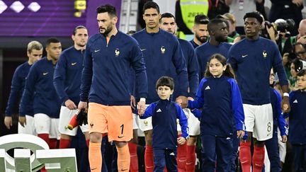 Le capitaine et gardien de but de l'équipe de France, Hugo Lloris, à son entrée sur la pelouse du 8e de finale de la Coupe du monde entre la France et la Pologne, le 4 décembre 2022. (JAVIER SORIANO / AFP)