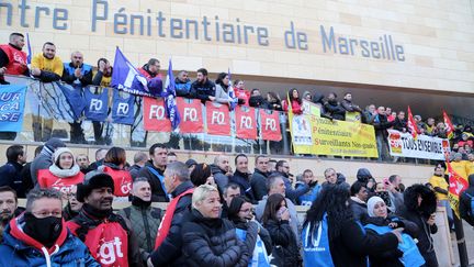 Des surveillants de prison bloquent le centre pénitentiaire des Baumettes, à Marseille, le 23 janvier 2018 (MAXPPP)