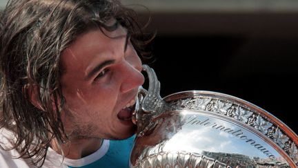 Troisième participation à Roland-Garros et troisième succès pour Rafael Nadal, qui se défait à nouveau de Roger Federer en finale (6-3, 4-6, 6-2, 6-4), le 10 juin 2007. L'Espagnol devient le premier a conserver son titre trois années consécutives depuis Björn Borg en 1981. (FRANCOIS GUILLOT / AFP)