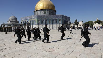 Des policiers israéliens interviennent sur l'esplanade des Mosquées, à Jérusalem, le 11 août 2019. (AHMAD GHARABLI / AFP)