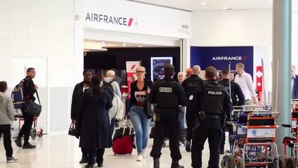 Les vacances de la Toussaint démarrent dans la soirée du vendredi 20 octobre. Des départs sous tension, avec des alertes à la bombe qui se multiplient dans les gares et les aéroports. Quel est l’état d’esprit des Français dans ce contexte ? Reportage. (France 2)