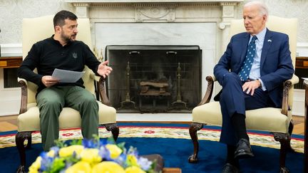 Le président américain Joe Biden rencontre le président ukrainien Volodymyr Zelensky dans le bureau ovale de la Maison Blanche à Washington, DC, le 26 septembre 2024. (SAUL LOEB / AFP)