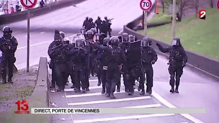 Capture d'&eacute;cran d'images de France 2 montrant l'intervention des forces de l'ordre, porte de Vincennes, &agrave; Paris, vendredi 9 janvier 2015. (FRANCE 2)