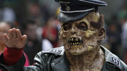 Un participants &agrave; la marche des zombies &agrave; Mexico (Mexique), le 26 novembre 2011. (MARCO UGARTE / AP / SIPA)