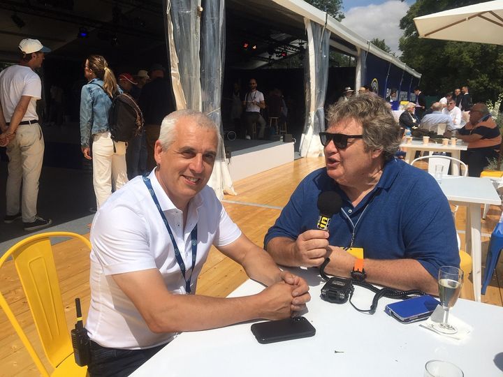 Alain Thuret, le président des clubs citroën (à gauche) interviewé pour France Info. (SERGE MARTIN FRANCE INFO)