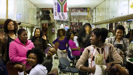 Des femmes dans un salon de coiffure en Afrique-du-sud.&nbsp; (YASUYOSHI CHIBA / AFP)