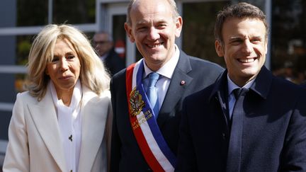 Daniel Fasquelle aux côtés d'Emmanuel et Brigitte Macron, le 10 avril 2022 au Touquet-Paris-Plage (Pas-de-Calais). (LUDOVIC MARIN / AFP)