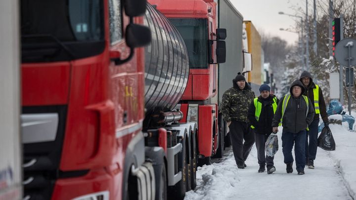 Des routiers ukrainiens, alors coincés depuis un mois en Pologne, le 5 décembre 2023. (WOJTEK RADWANSKI / AFP)