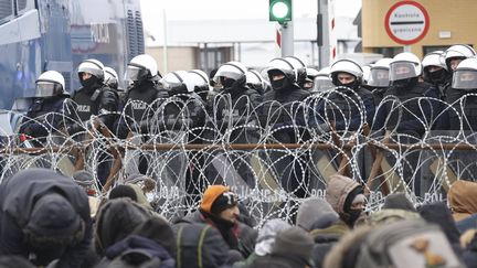 Des militaires polonais&nbsp;au poste frontière de Kuznica Bialostocka-Bruzgi, à la frontière entre la Pologne et la Biélorussie, le 15 novembre 2021. (OKSANA MANCHUK / AP / SIPA)