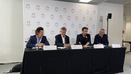 (De g. à d.) Christophe Dubi, directeur exécutif pour les Jeux olympiques (CIO),&nbsp;Pierre-Olivier Beckers-Vieujant, président de la commission de coordination du CIO des Jeux de Paris 2024,&nbsp;Tony Estanguet, président de Paris 2024, et Etienne Thobois, directeur général de Paris 2024, réunis au siège de Paris 2024, le 31 août,&nbsp;à Saint-Denis.&nbsp; (APOLLINE MERLE / FRANCEINFO SPORT)