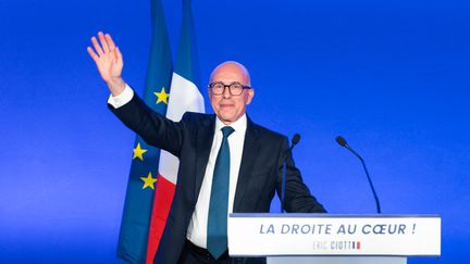 Le député des Alpes-Maritimes Eric Ciotti salue ses partisans lors d'un meeting pour la présidence des Républicains, le 8 décembre 2022, à Paris. (QUENTIN VEUILLET / NURPHOTO / AFP)