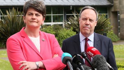 La cheffe&nbsp;du DUP et Première ministre d'Irlande du Nord, Arlene Foster, et son adjoint, Nigel Dodds, évoquent les négociations avec les conservateurs de Theresa May, le 12 juin 2017, à Belfast (Royaume-Uni). (PAUL FAITH / AFP)