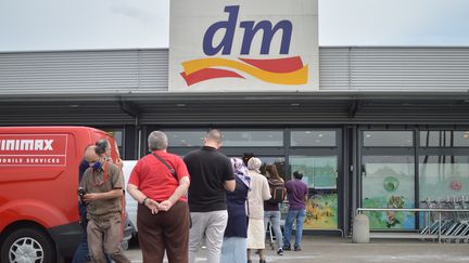 Les clients français font la queue devant un magasin allemand à Kehl, à peine la frontière rouverte à Strasbourg, le 15 juin 2020. (VICTOR VASSEUR / RADIOFRANCE)