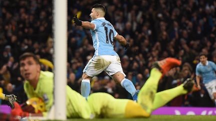 Sergio Aguero tout à sa joie aux dépens du portier d'Everton Joel Robles (PAUL ELLIS / AFP)