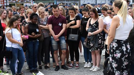 Les camarades de classe du jeune homme de 22 ans tué dans l'attaque à Liège se recueillent, le 29 mai 2018 à Liège. (EMMANUEL DUNAND / AFP)