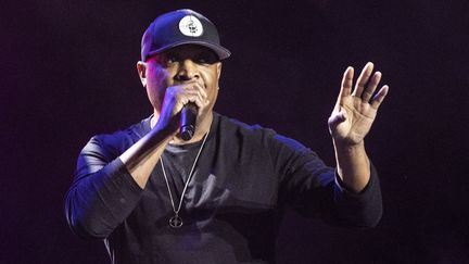 Chuck D, le leader du groupe de rap américain engagé Public Enemy, joue a un meeting du candidat à l'investiture démocrate Bernie Sanders à Los Angeles, le 1er mars 2020. (ETIENNE LAURENT / EPA / MAXPPP)