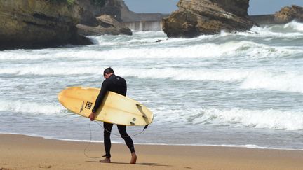 Un surfeur sur la plage de Biarritz, en juin 2020. (STÉPHANE GARCIA / FRANCE-BLEU PAYS BASQUE)