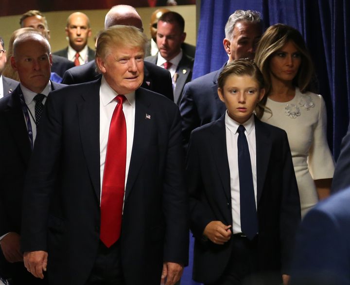 Donald Trump et son plus jeune fils, Barron, à la convention républicaine, le 21 juillet 2016, à Cleveland (Ohio).&nbsp; (AARON JOSEFCZYK / REUTERS)