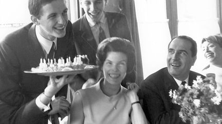 Dix-neuvi&egrave;me anniversaire de Jean-Christophe Mitterrand (G), entour&eacute; de son fr&egrave;re cadet Gilbert (2e G) et de ses parents Danielle et Fran&ccedil;ois Mitterrand (D), le 20 d&eacute;cembre 1967. (AFP)